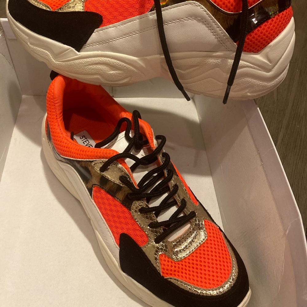 Steve Madden size 8 fashion sneakers